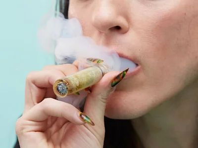 Smoking a glass blune pipe