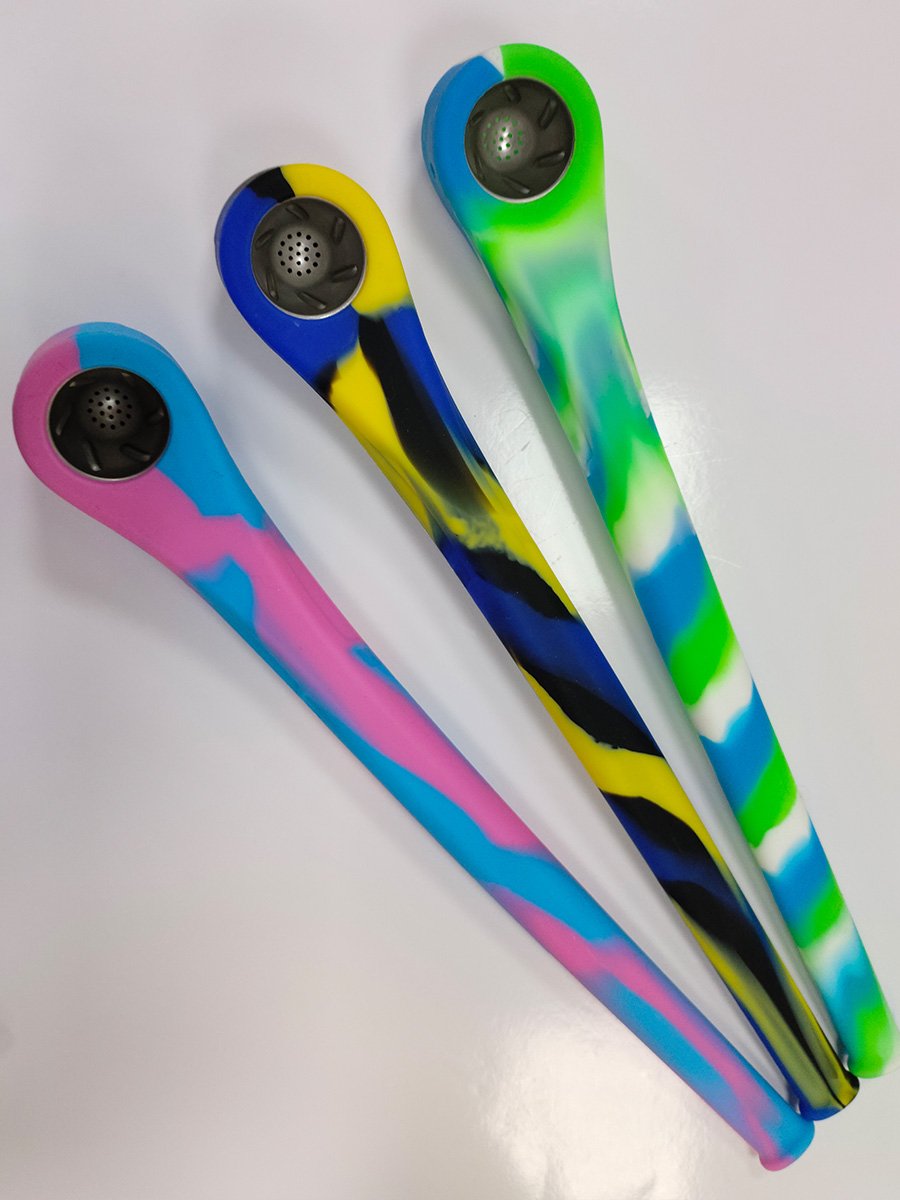 12.4” Camouflage Silicone Hand Pipe with Metal Bowl4