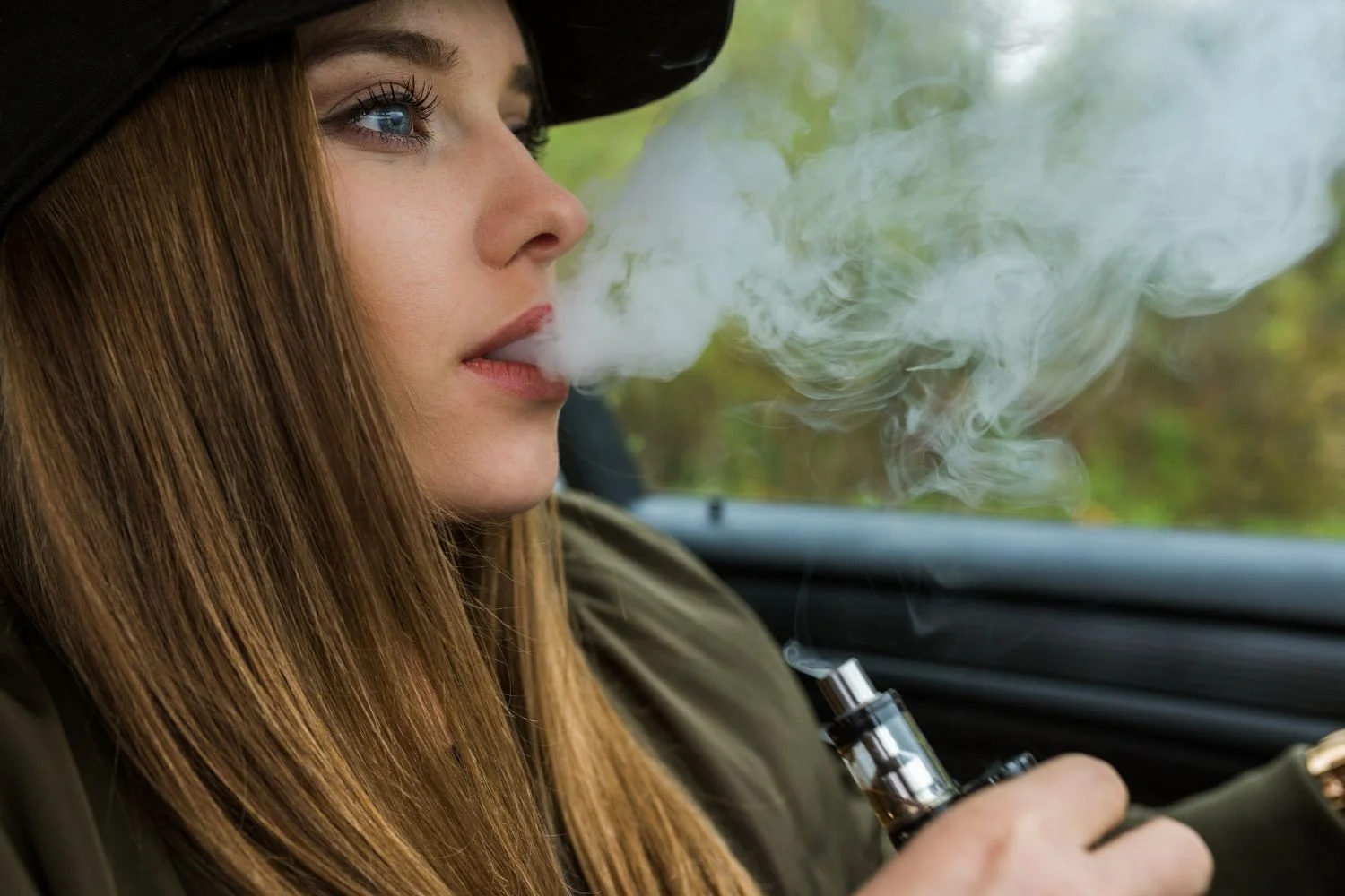 woman-smoking-in-car woman-smoking-in-car